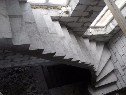Поворотная лестница с забежными ступенями